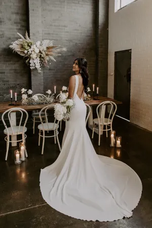 V-neck mermaid wedding dress